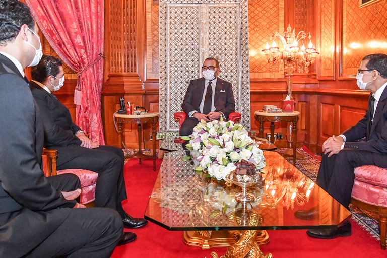 العاهل المغربي لدى استقباله رئيس الحكومة والوزيرين سعيد امزازي وعثمان الفردوس 