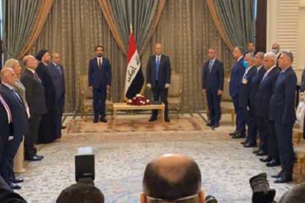 الرئيس العراقي محاطا بالقادة السياسيين خلال تكليف الكاظمي بتشكيل الحكومة