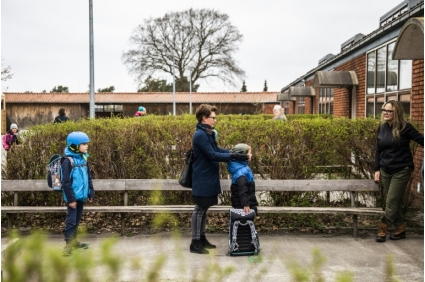 الطلاب يسلكون من جديد طريق المدرسة في الدنمارك