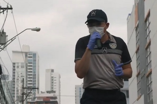 عنصر من الشرطة في بنما يؤدي أحد الأغاني