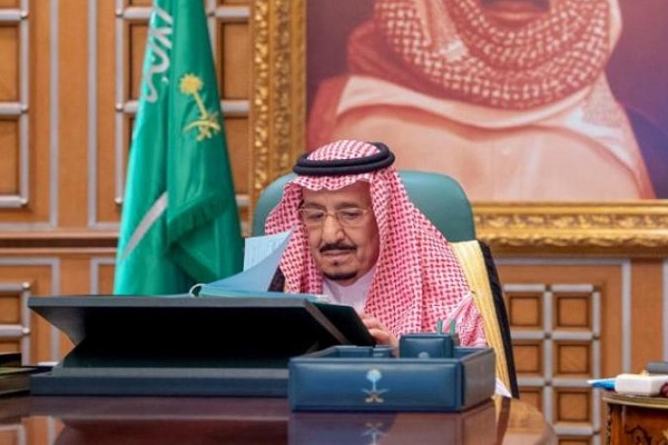 الملك سلمان خلال ترؤسه جلسة مجلس الوزراء الافتراضية (واس)