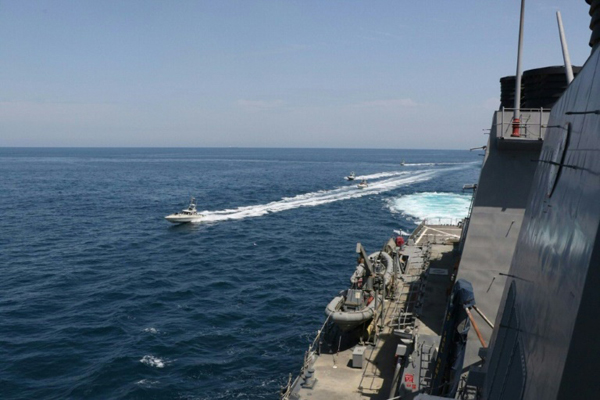  صورة وزّعتها البحرية الأميركية في 15 أبريل تظهر زوارق حربية تابعة للحرس الثوري الإيراني أثناء تنفيذها مناورات 