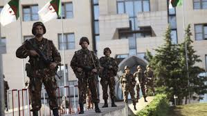 الجيش الجزائري يقضي على ثلاثة إرهابيين