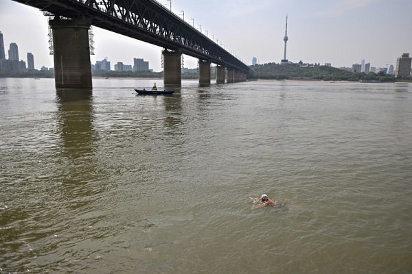 نهر يانغتسي في ووهان بمقاطعة هوباي في زسط الصين في 16 أبريل 2020