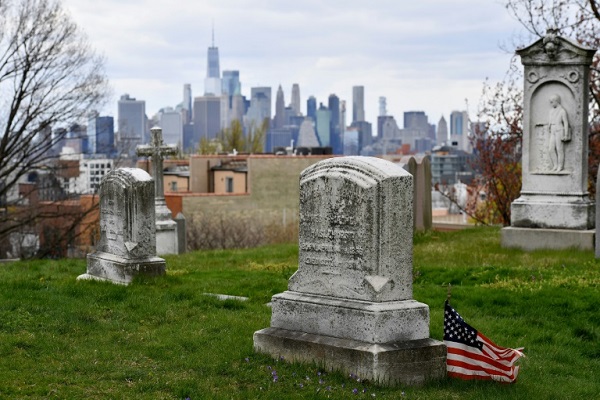 مقبرة غرين وود في بروكلين، أكبر مقابر نيويورك في 10 أبريل 2020
