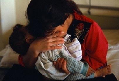 جمعية بالدار البيضاء توزع مؤنًا على أمهات عازبات تضررن من الحجر الصحي