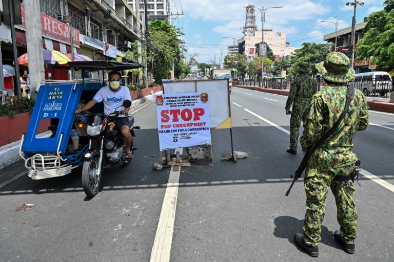 الشرطة الفيليبينية عند مقطة تفتيش بين كويزون ومانيلا