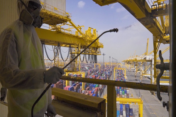موانئ دبي العالمية تطبق تدابير صارمة لسلامة وحماية العاملين