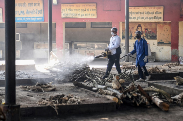 متطوعون يعقمون موقع حرق للموتى في أمريتسار في الهند في 11 نيسا/ابريل 2020