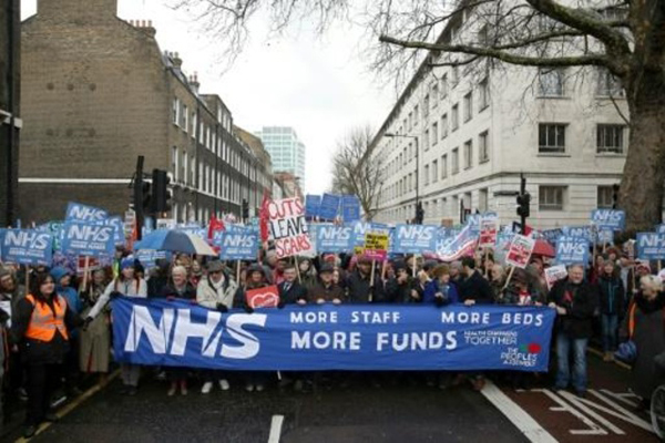 تظاهرة تطالب بحل أزمة النظام الصحي الوطني (إن إتش إس) في بريطانيا في 3 فبراير 2018 في لندن
