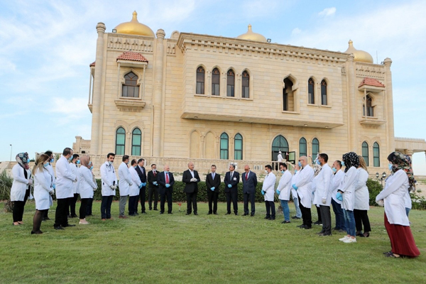 الرئيس صالح متحدثا مع مجموعة من الملاكات الصحية العراقية