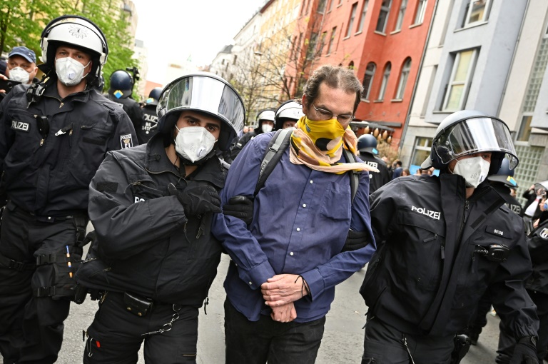اعتقال متظاهر ضد الاغلاق في برلين