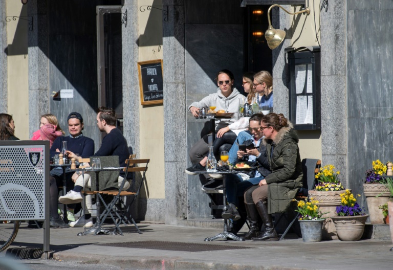 رواد مقهى في وسط ستوكهولم في 11 أبريل 2020