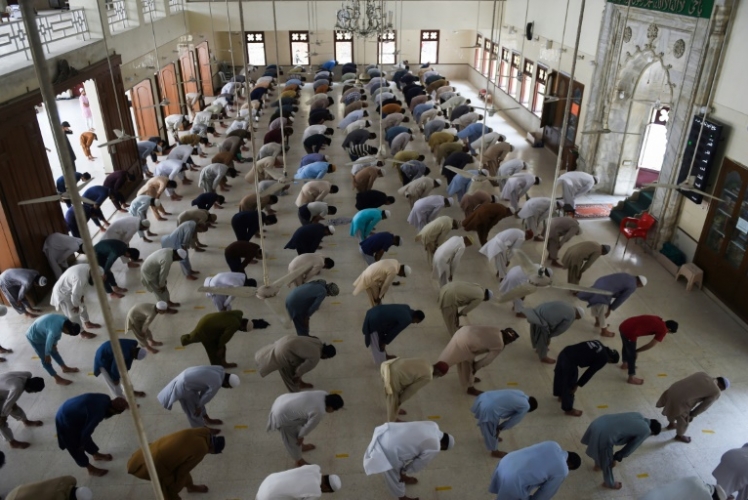 مصلون يلتزمون التباعد الاجتماعي في مسجد بكراتشي خلال نهاية الأسبوع