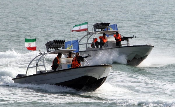 الرئيس الأميركي يستهدف الزوارق البحرية الايرانية بتهديده