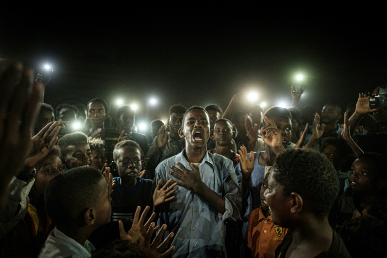 صورة السوداني محمد يوسف وسط حشد من المتظاهرين في الخرطوم في 19 حزيران/يونيو 2019 التي فازت بجائزة وورلد برس فوتو العالمية
