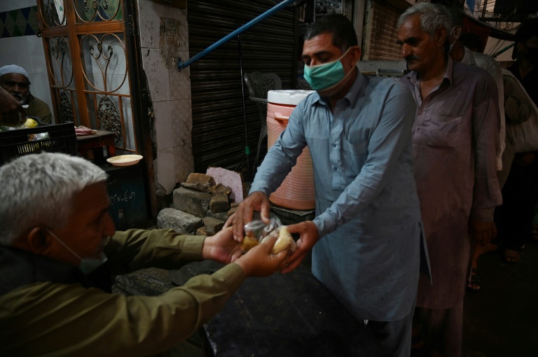 الباكستانيون يتجاهلون التحذيرات ويتدفقون الى الأسواق والمساجد في أول أيام رمضان