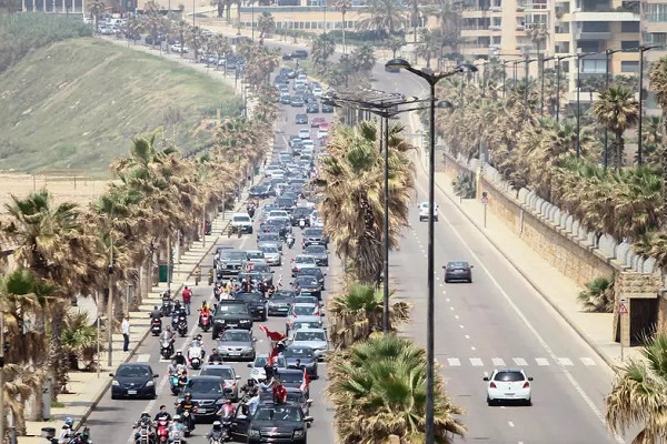 لبنانيون يحتجون على فساد الطبقة السياسية في مسيرات سيارة في بيروت في 21 أبريل