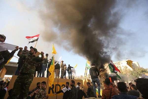 عناصر الحشد الشعبي على أسوار السفارة الأميركية في بغداد