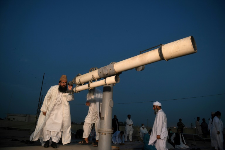 رجل الدين الباكستاني المولى عبد الكبير أزاد يرصد هلال رمضان في كراتشي 