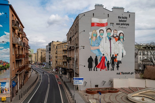 لوحة جدارية في وارسو تشيد بتضحية الأطباء والممرضين في ظل أزمة كورونا