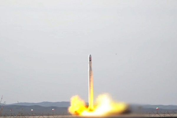 صورة تظهر إطلاق القمر العسكري 