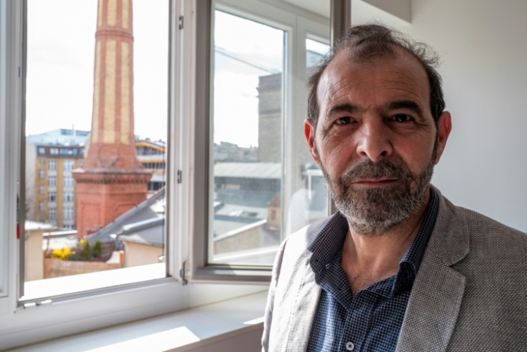 المحامي السوري المعارض أنور البني في مكتبه في برلين