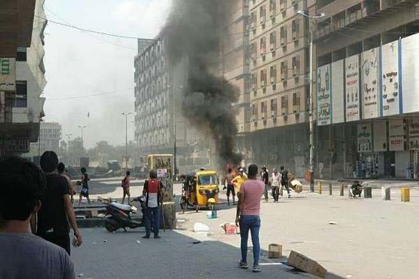 مجاميع مسلحة بزي مدني تهاجم المحتجين بساحة الخلاني وسط بغداد اليوم