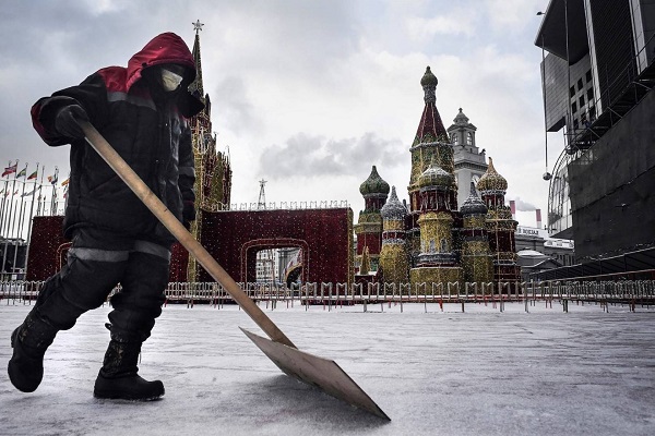 عامل يضع قناعاً واقياً في موسكو
