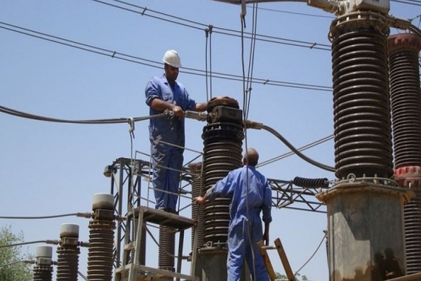 عمال كهرباء عراقيون يعيدون الطاقة المقطوعة