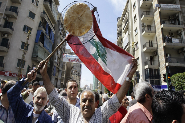 محتجون لبنانيون على الغلاء المتصاعد يوميًا بشكل مبالغ فيه