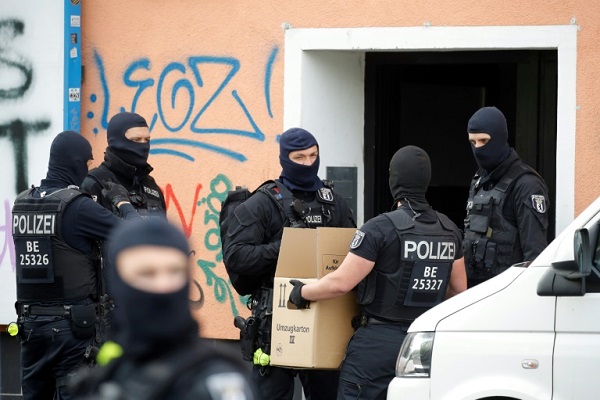 عناصر شرطة خلال مداهمتهم لمسجد الإرشاد في برلين المرتبط بحزب الله في 30 أبريل 2020