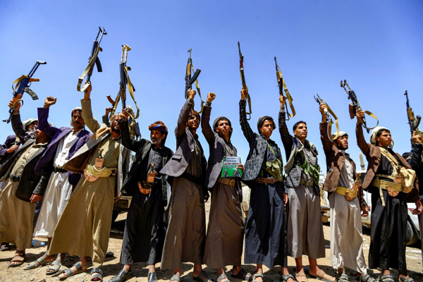  يمنيون يحملون رشاشات كلاشينكوف خلال اجتماع قبلي في 21 سبتمبر 2019 في صنعاء التي يسيطر عليها الحوثيون