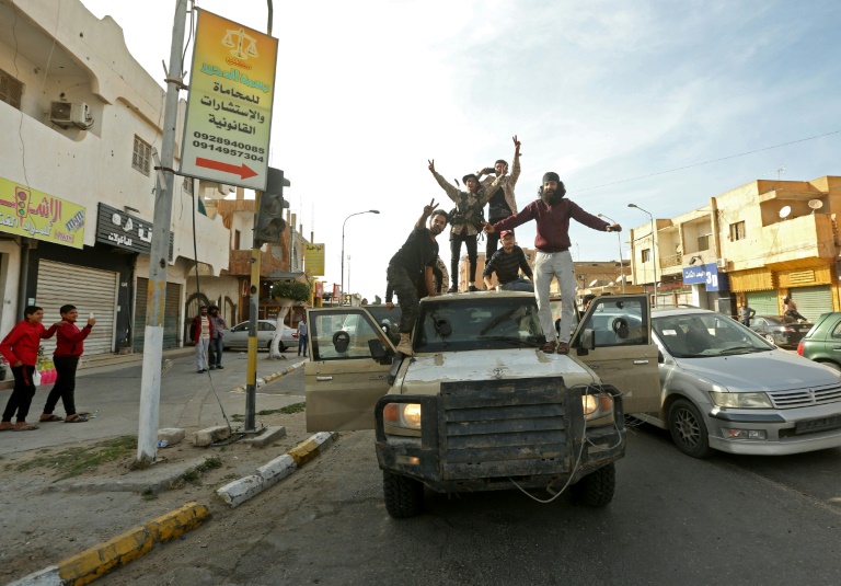 مقاتلون موالون لحكومة الوفاق الوطني الليبية المعترف بها من قبل الامم المتحدة يحتفلون في صبراته باستعادة السيطرة على المدينة في 13 نيسان/ابريل 2020.
