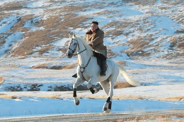صورة تظهر كيم جونغ أون على حصان في جبل بايكتو