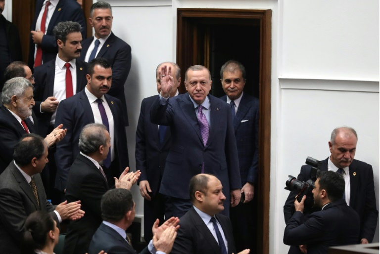 صورة من الأرشيف للرئيس التركي رجب طيب اردوغان رفقة نواب حزبه في البرلمان، أنقرة، تركيا، 19 شباط/فبراير 2020