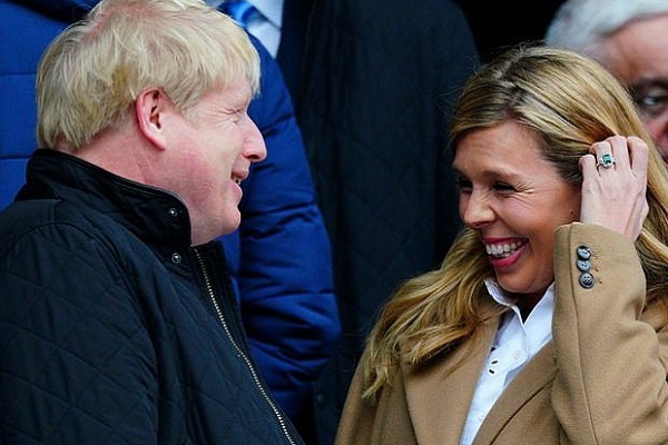 جونسون وخطيبته سيموندز في لقطة من الأرشيف