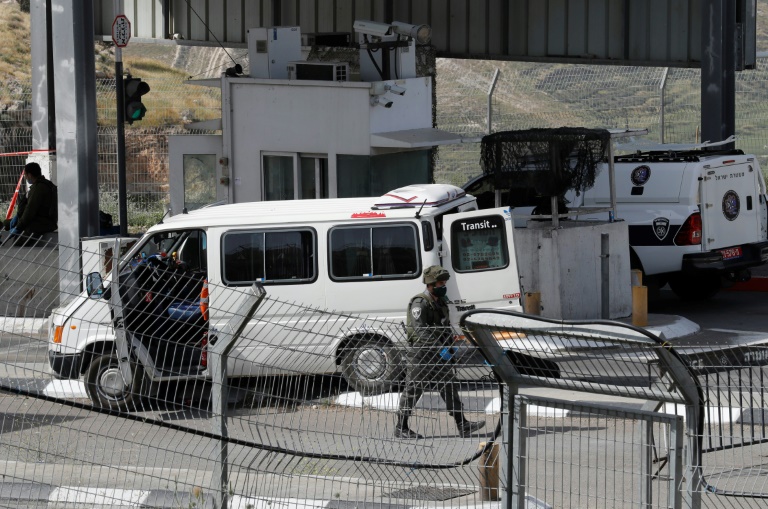 العشرات يشاركون في تشييع فلسطيني قضى داخل سجن إسرائيلي