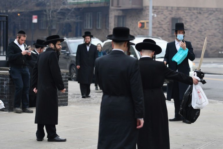 افراد من اليهود الارثوذكس في بروكلين في 8 نيسان/ابريل 2020