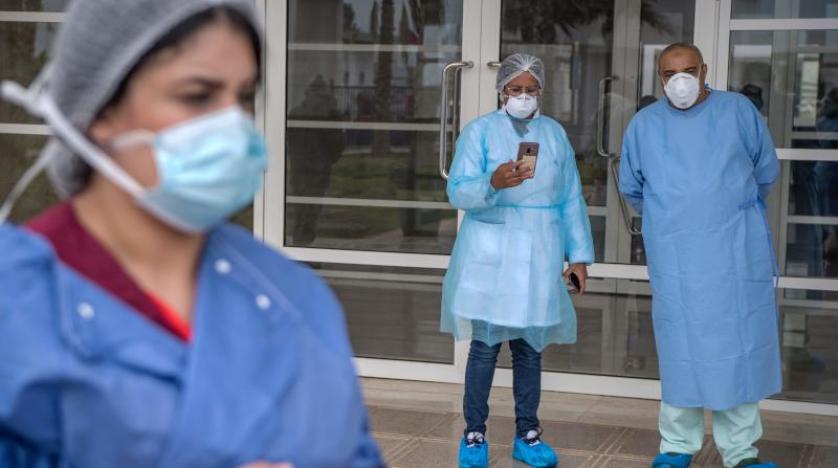 أفراد من الطاقم الطبي بمستشفى لعلاج مرضى كورونا في مدينة سلا المغربية (أ.ف.ب)