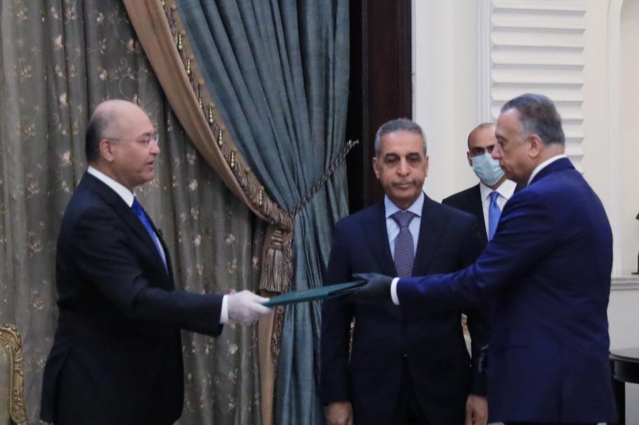 الرئيس صالح يسلم الكاظمي مرسوم تكليفه بتشكيل الحكومة العراقية