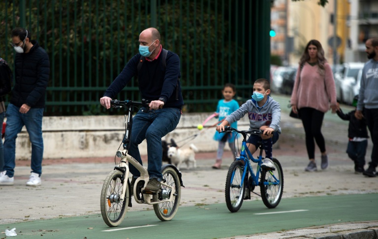 والد وابنه على الدراجة الهوائية في إشبيلية في إسبانيا
