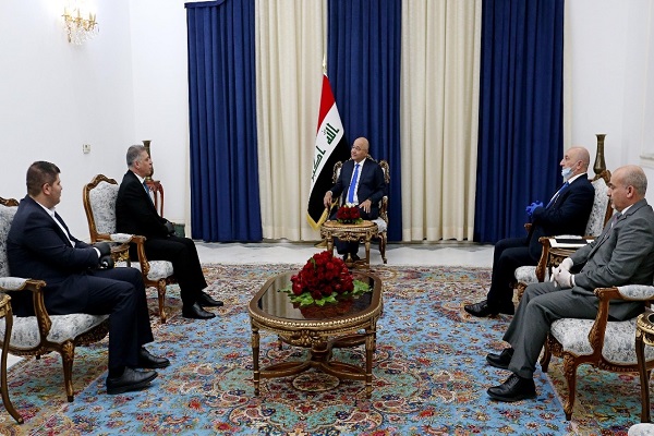الرئيس صالح مجتمعا مع رئيس الجبهة التركمانية العراقية أرشد الصالحي
