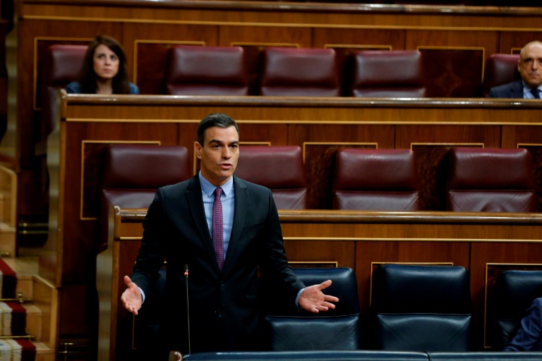 الحكومة في اسبانيا تتصدى للوباء والمعارضة