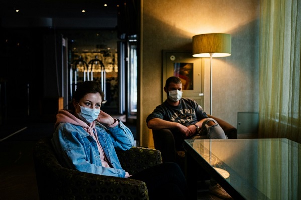 الممرضة أناستاسيا ميشوستينا (32 عاما) والممرض أليكسي مانيكين (34 عاما) يستريحان في ردهة فندق هوليداي إن في موسكو