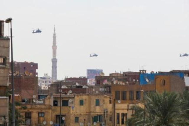 تحليق لمروحيات أباتشي تابعة للجيش المصري في أجواء القاهرة