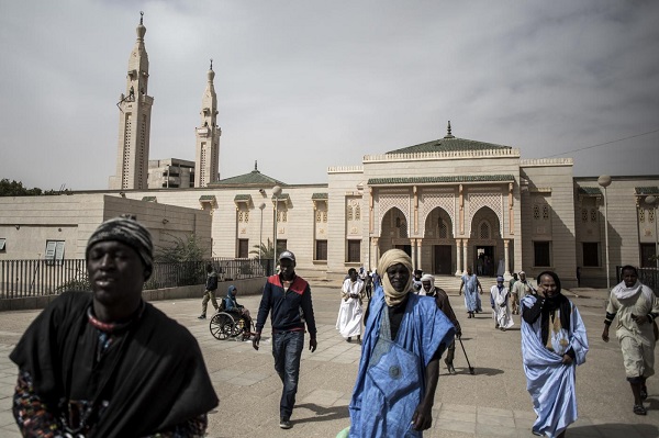 موريتانيون أمام أحد المساجد في نواكشط في يناير 2020