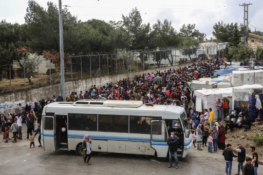 اليونان تجلي مئات المهاجرين من مخيم مكتظ في جزيرة ليسبوس