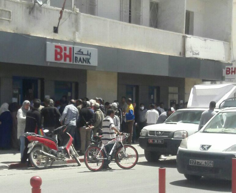 تجمهر لمواطنين تونسيين أمام مصرف في محافظة قفصة جنوب تونس - عدسة الهادي رداوي