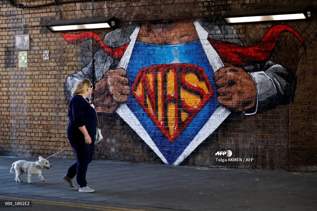 إمراة تسير في احد شوارع لندن- أ.ف.ب